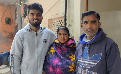 Amritesh Kumar Maurya with his parents